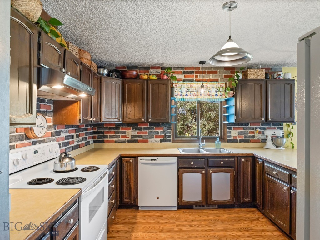 Manhattan, Montana 59741, United States, 4 Bedrooms Bedrooms, ,2 BathroomsBathrooms,Residential,Contingent,42354