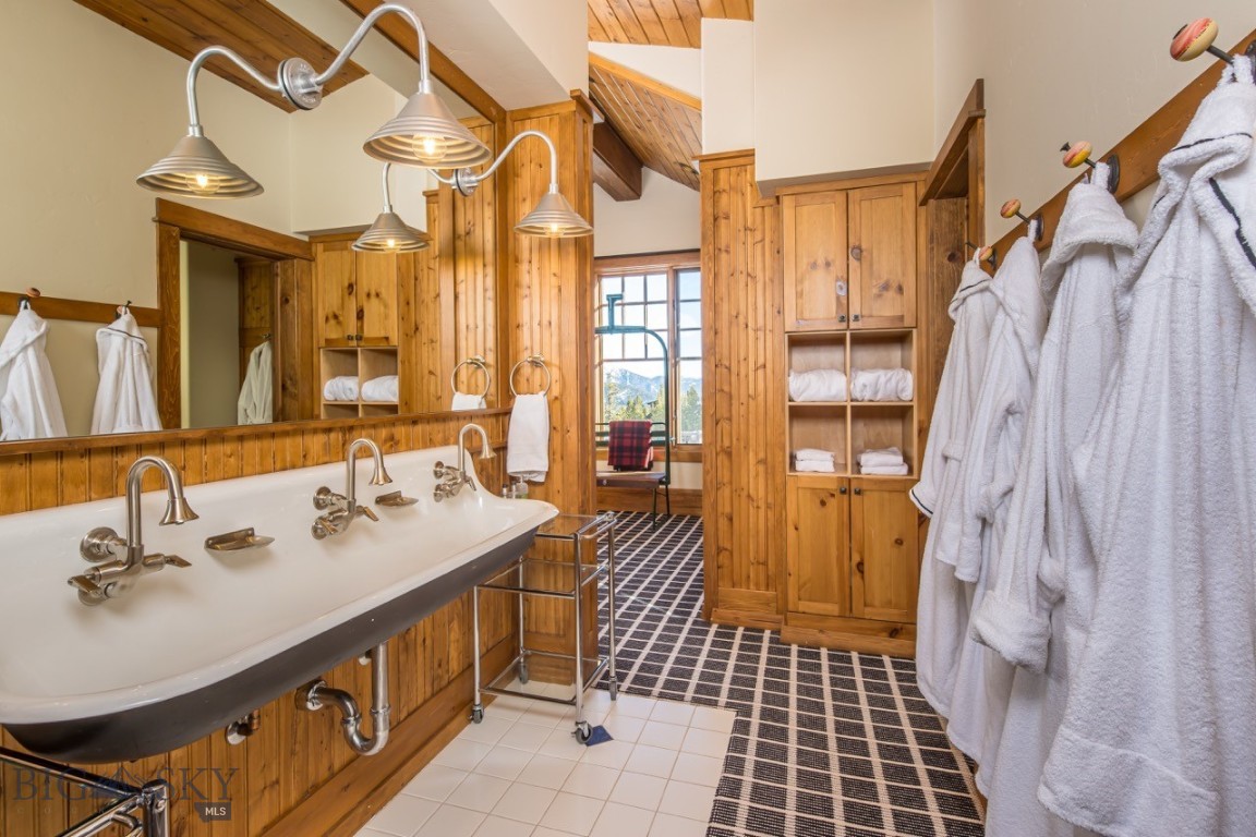 Diamond Hitch Of Ski Moonlight - Residential