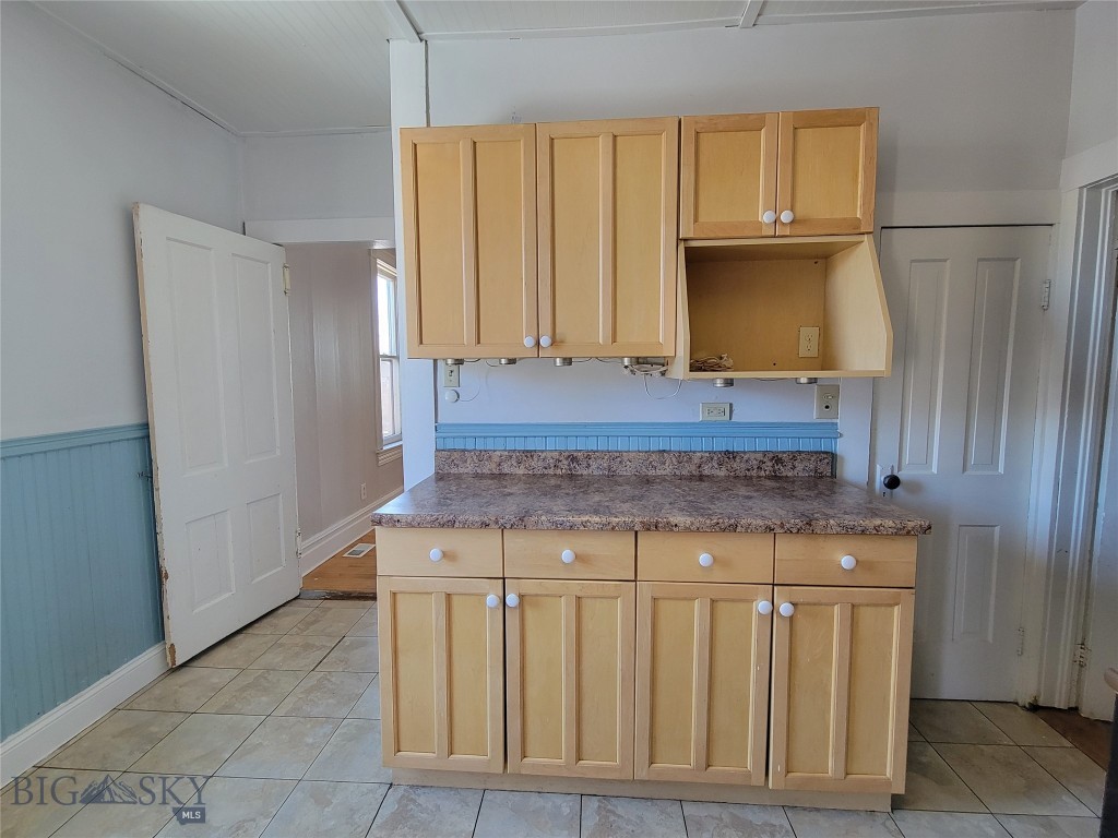 Butte, Montana 59701, United States, 3 Bedrooms Bedrooms, ,2 BathroomsBathrooms,Residential,Pending,61968