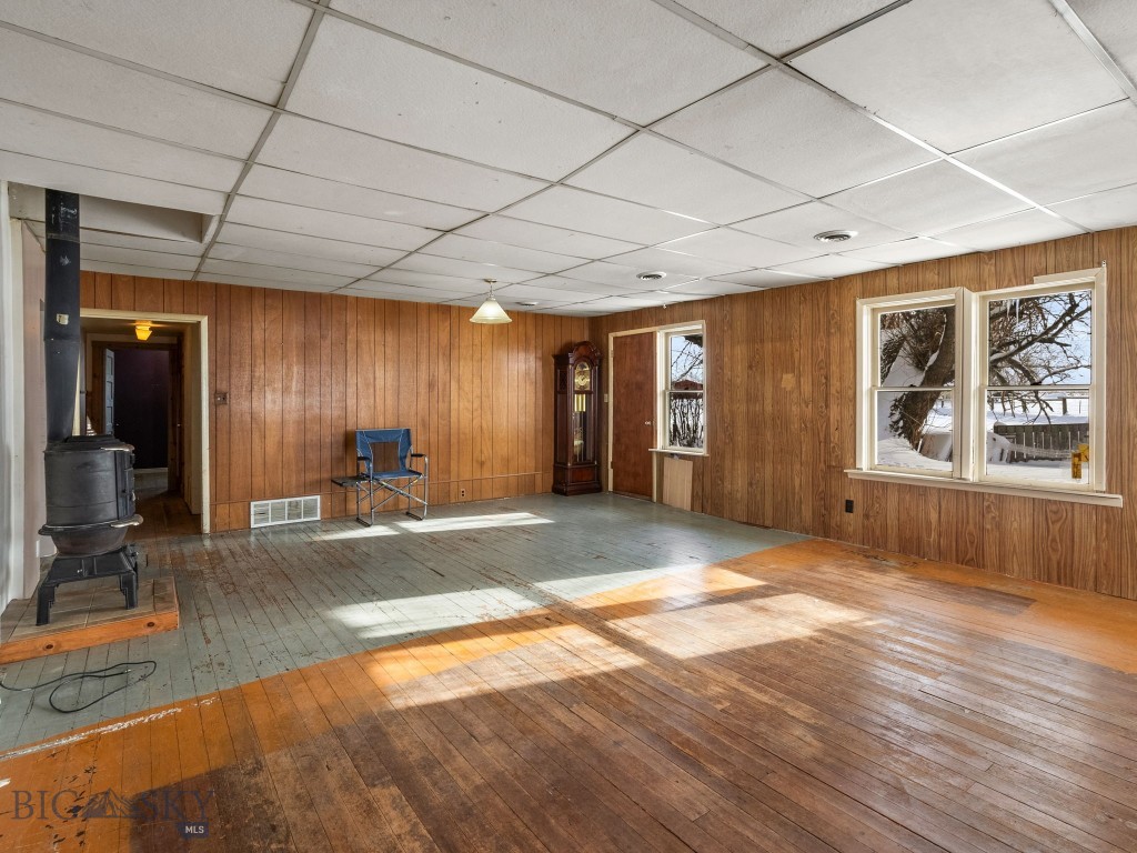 509 E Railroad N