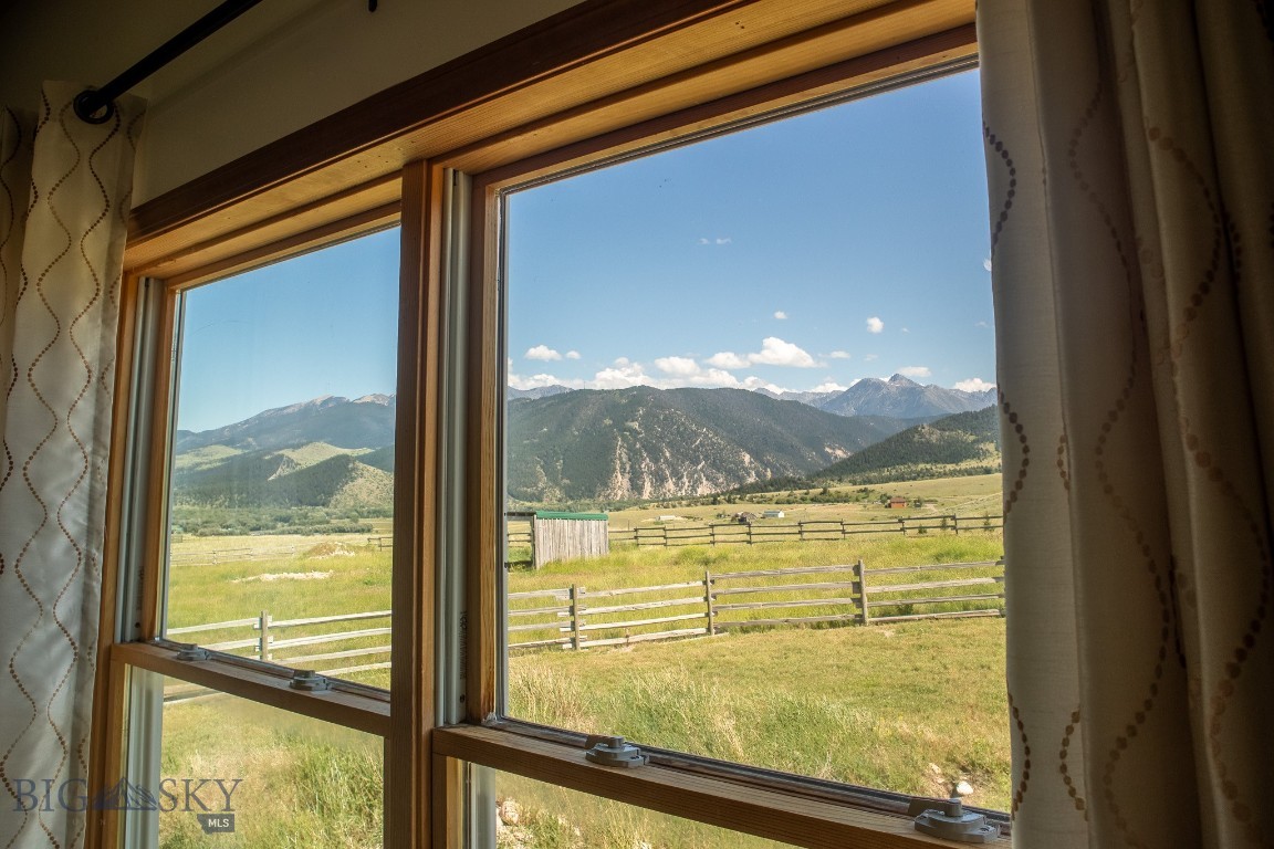 Livingston, Montana 59047, United States, 3 Bedrooms Bedrooms, ,2 BathroomsBathrooms,Residential,Contingent,63631