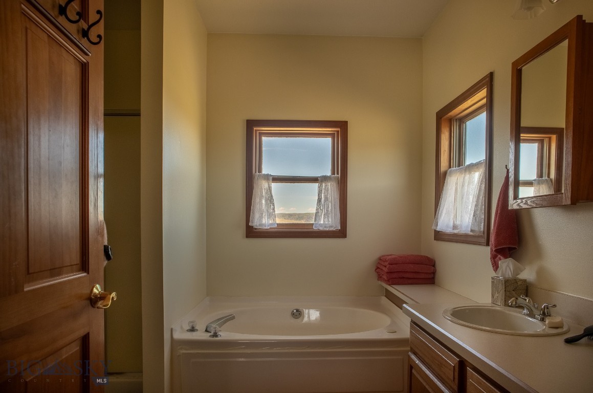 Livingston, Montana 59047, United States, 3 Bedrooms Bedrooms, ,2 BathroomsBathrooms,Residential,Contingent,63631