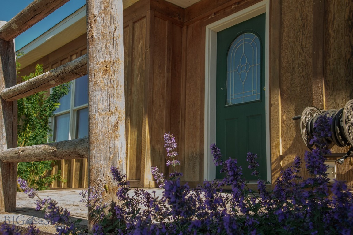 Livingston, Montana 59047, United States, 3 Bedrooms Bedrooms, ,2 BathroomsBathrooms,Residential,Contingent,63631