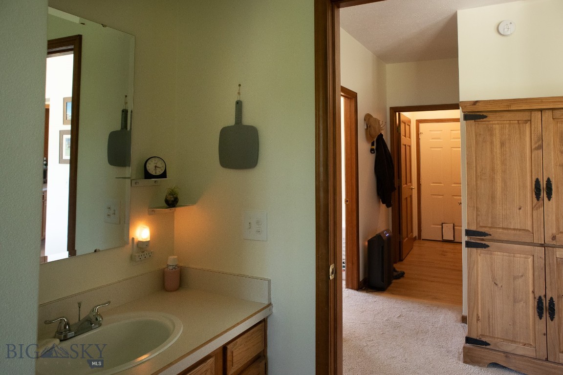 Livingston, Montana 59047, United States, 3 Bedrooms Bedrooms, ,2 BathroomsBathrooms,Residential,Contingent,63631