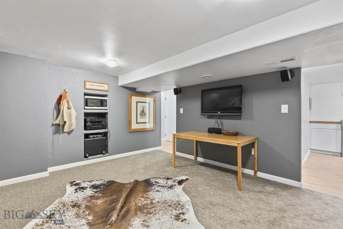 Manhattan, Montana 59741, United States, 5 Bedrooms Bedrooms, ,2 BathroomsBathrooms,Residential,Contingent,50414