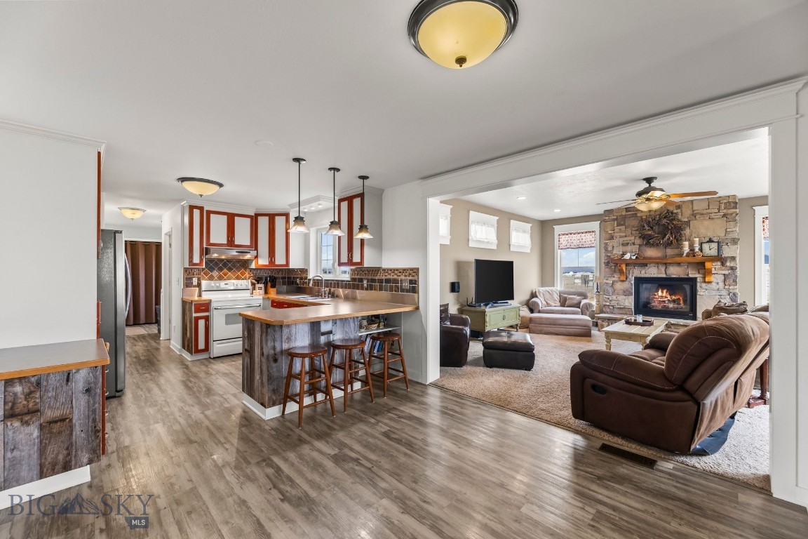 605 E Cameron Bridge