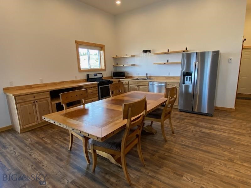 Ennis, Montana 59729, United States, 2 Bedrooms Bedrooms, ,1 BathroomBathrooms,Residential,Contingent,115341