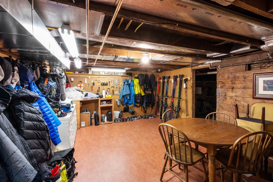 Bozeman, Montana 59715, United States, 4 Bedrooms Bedrooms, ,3 BathroomsBathrooms,Residential,Pending,61084