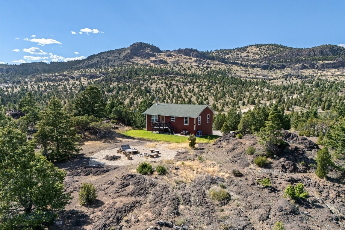 This 3-bedroom, 2-bath home sits on 20 acres of Montana paradise, boasting breathtaking mountain views, striking red rock formations, and abundant wildlife. Perfect for those who crave privacy and the beauty of the great outdoors. Located in Ramsay Montana you are close to both the conveniences of Butte amenities, fun activities at Fairmont Resort, and the Anaconda Georgetown areas!