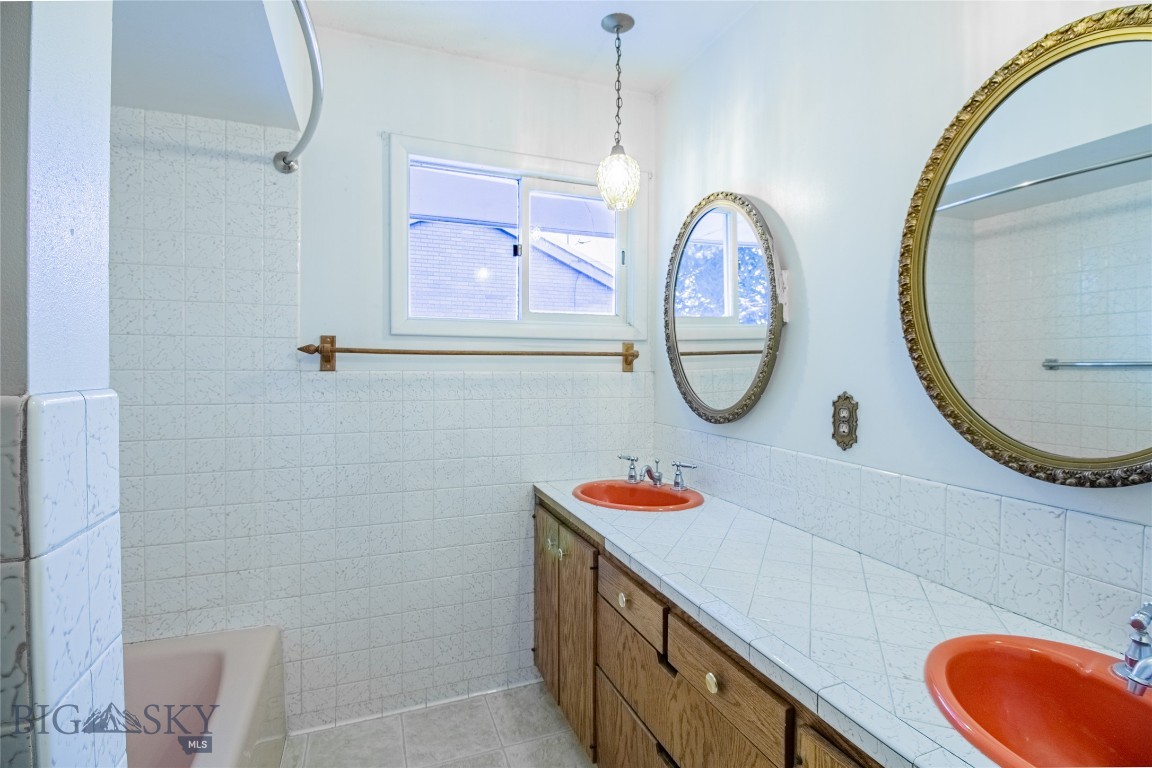 Butte, Montana 59701, United States, 5 Bedrooms Bedrooms, ,2 BathroomsBathrooms,Residential,Contingent,4353