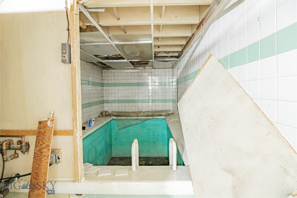 Butte, Montana 59701, United States, 5 Bedrooms Bedrooms, ,2 BathroomsBathrooms,Residential,Contingent,4353