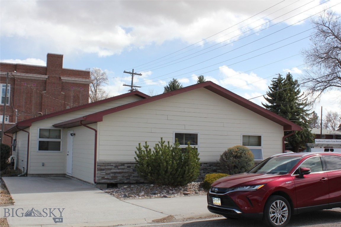 221 E Reeder