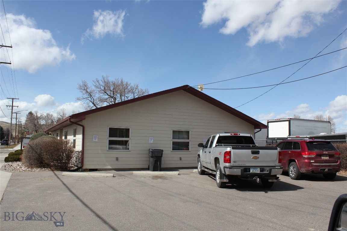 221 E Reeder