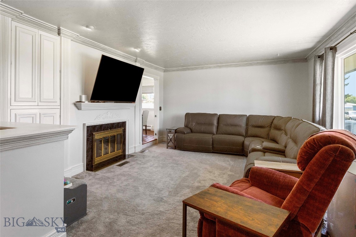 2212 Gladstone Avenue