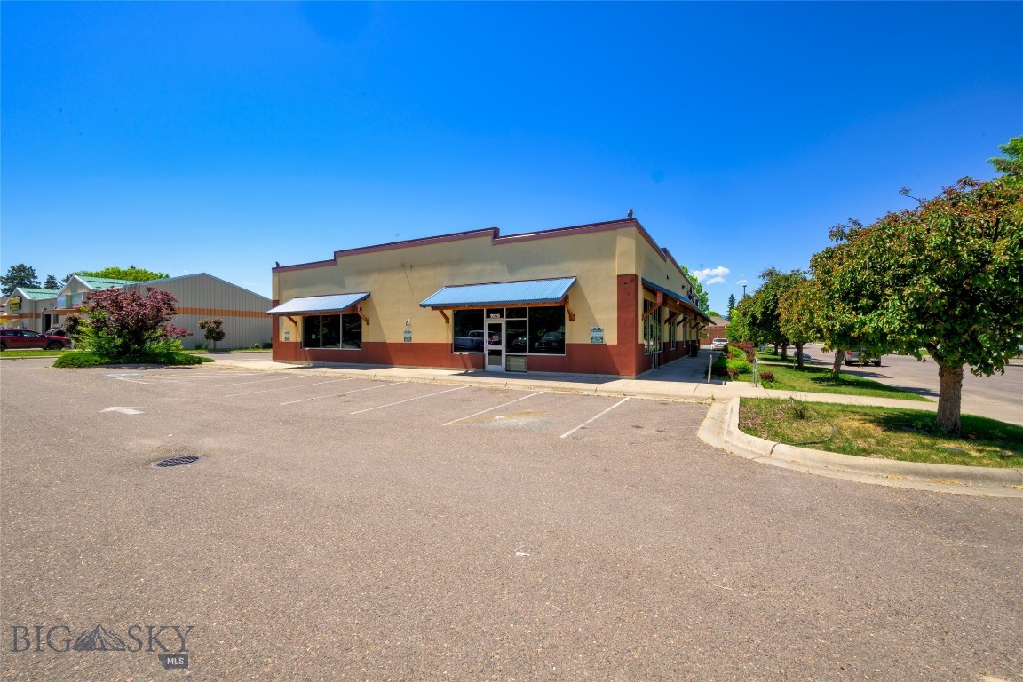 Excellent location with great visibility. End Cap unit located just off the intersection of Broadway and Russell. Grease trap in place. The Annual Average Daily Traffic is 7,500 vehicles. Unit C has 2,750 usable square feet and is adjacent to long term businesses. Space can be demised into two smaller spaces. Many different options here. Seller will put in a drive thru for a long term qualified tenant. Perfect location for food & beverage, office or retail.