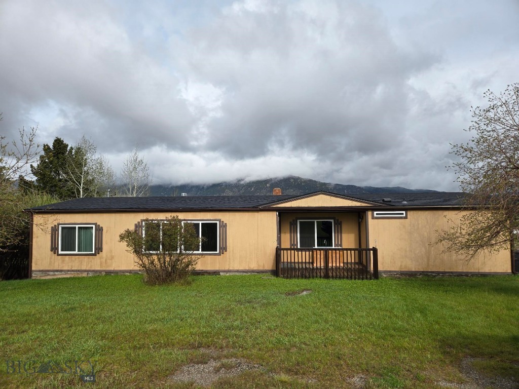 Very well maintained wide manufactured home on just over 1 acre!!! New flooring, newer windows, roof and furnace as well!
Great investment property!
3 bedrooms, 2 full baths, laundry room, living room, dining room and attached deck make this a great family home as well.
Home will not finance through Conventional, VA, FHA, or RD as it is not de-titled and not on a permanent foundation.