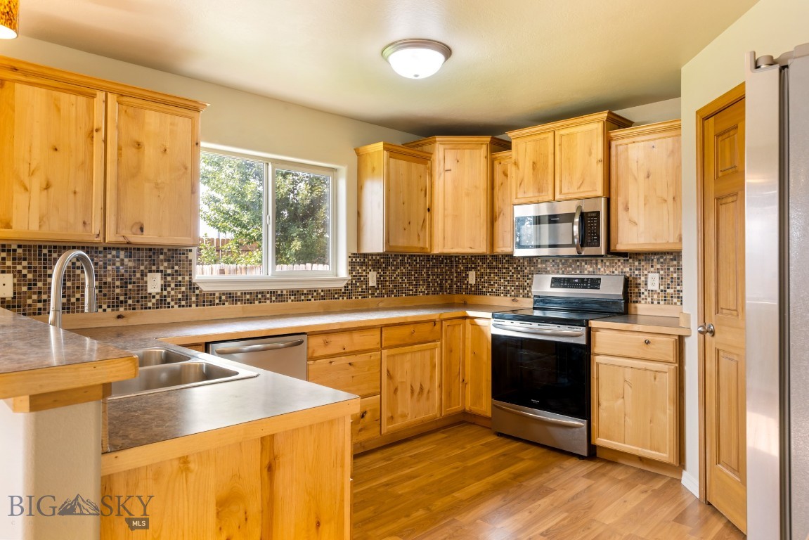 Belgrade, Montana 59714, United States, 3 Bedrooms Bedrooms, ,3 BathroomsBathrooms,Residential,Pending,208539