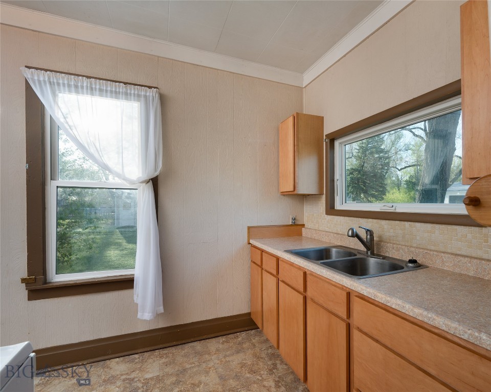 33 3rd Avenue E