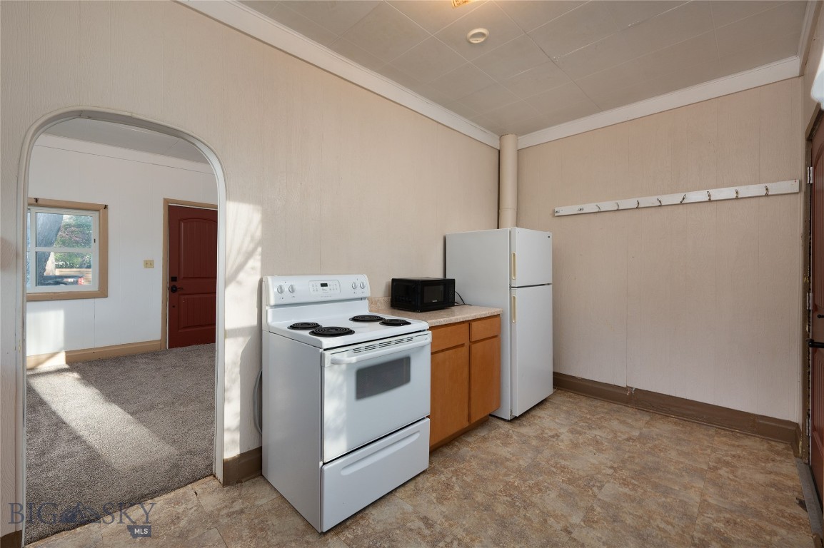 33 3rd Avenue E