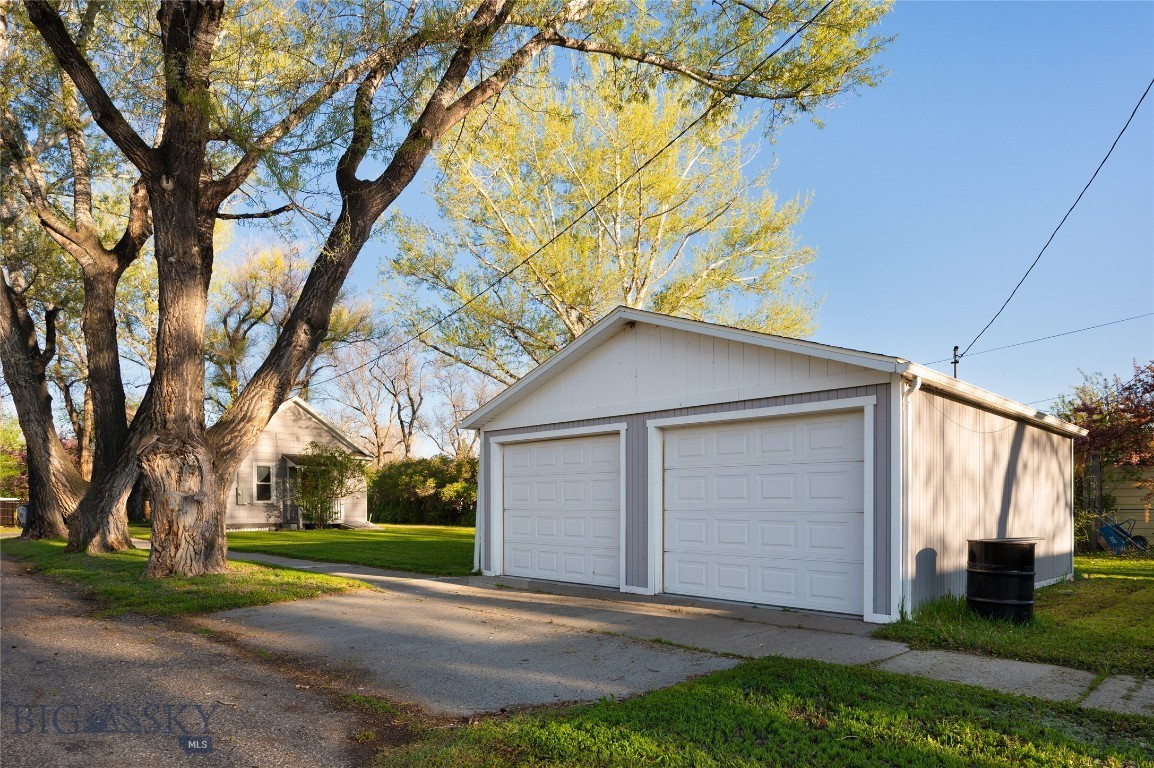 33 3rd Avenue E