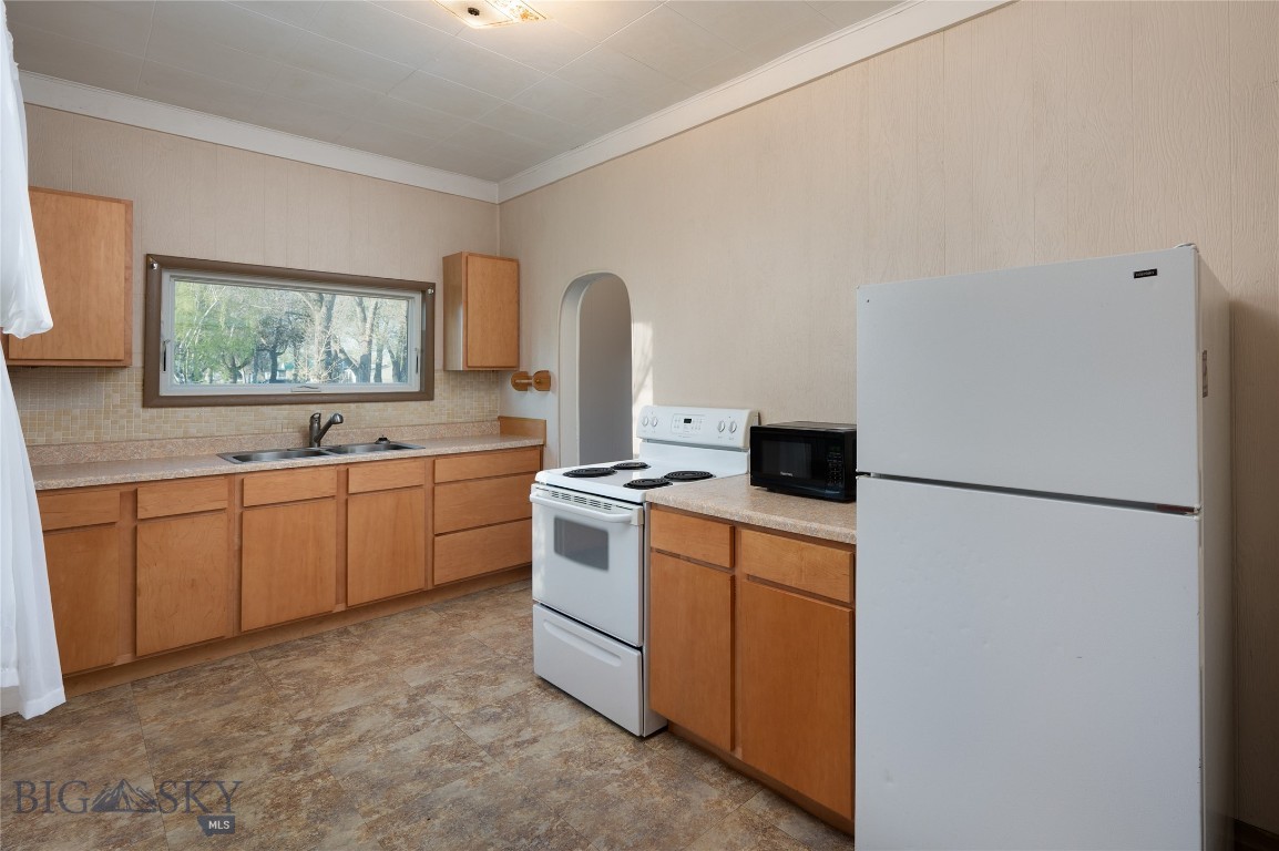 33 3rd Avenue E