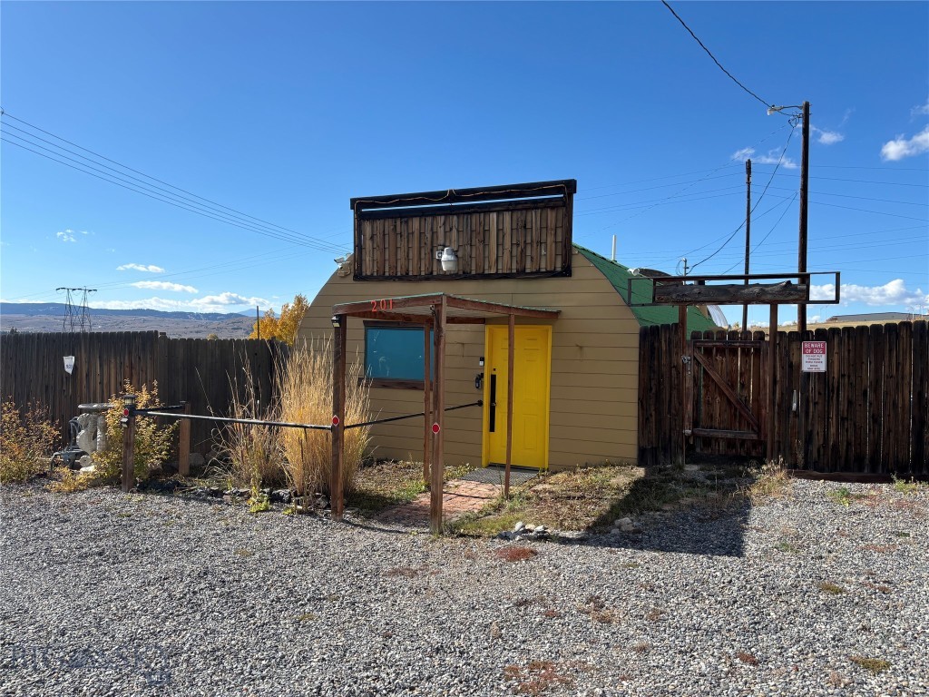Versatile Commercial Quonset Hut in Prime Location:
High-visibility Quonset hut in a sought-after area with heavy drive-by traffic—ideal for a variety of business uses. Conveniently situated near popular Butte attractions, retail stores, and restaurants, this location offers excellent exposure and accessibility.