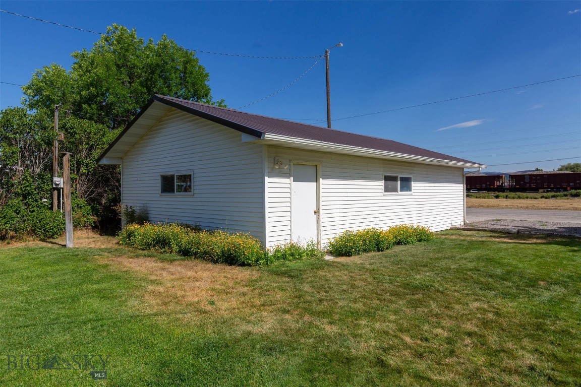 Manhattan, Montana 59741, United States, 7 Bedrooms Bedrooms, ,2 BathroomsBathrooms,Residential,Contingent,47389