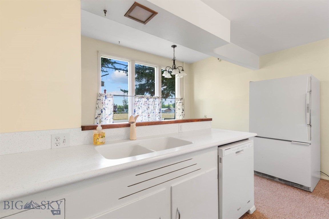 Manhattan, Montana 59741, United States, 7 Bedrooms Bedrooms, ,2 BathroomsBathrooms,Residential,Contingent,47389