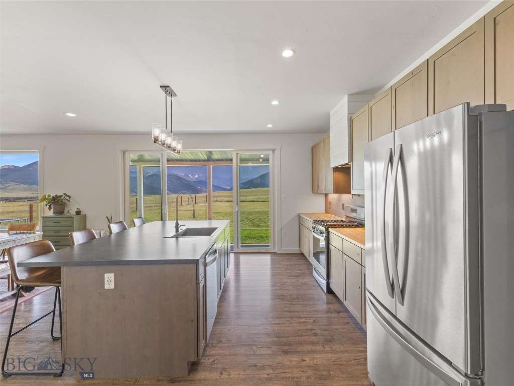 Livingston, Montana 59047, United States, 3 Bedrooms Bedrooms, ,2 BathroomsBathrooms,Residential,Pending,53477