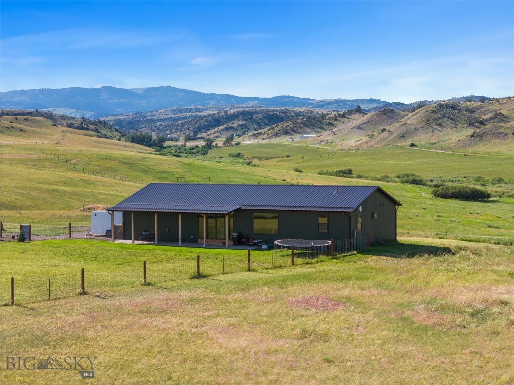 Livingston, Montana 59047, United States, 3 Bedrooms Bedrooms, ,2 BathroomsBathrooms,Residential,Pending,53477