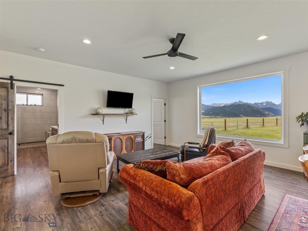 Livingston, Montana 59047, United States, 3 Bedrooms Bedrooms, ,2 BathroomsBathrooms,Residential,Pending,53477