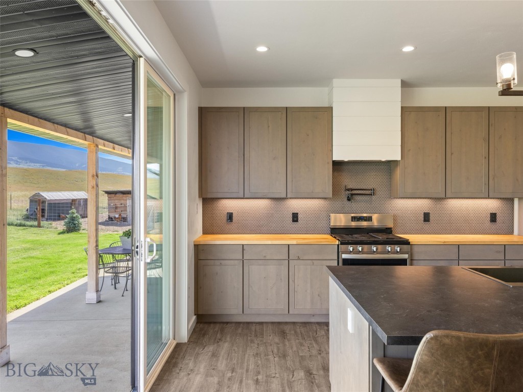 Livingston, Montana 59047, United States, 3 Bedrooms Bedrooms, ,2 BathroomsBathrooms,Residential,Pending,53477