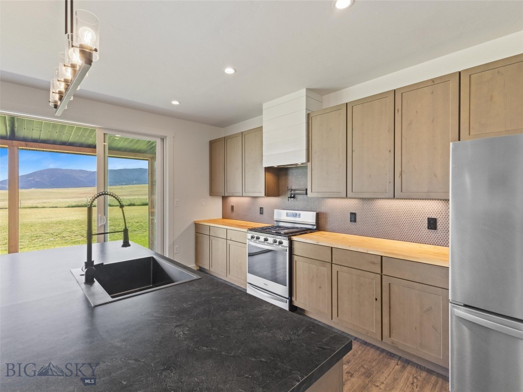 Livingston, Montana 59047, United States, 3 Bedrooms Bedrooms, ,2 BathroomsBathrooms,Residential,Pending,53477