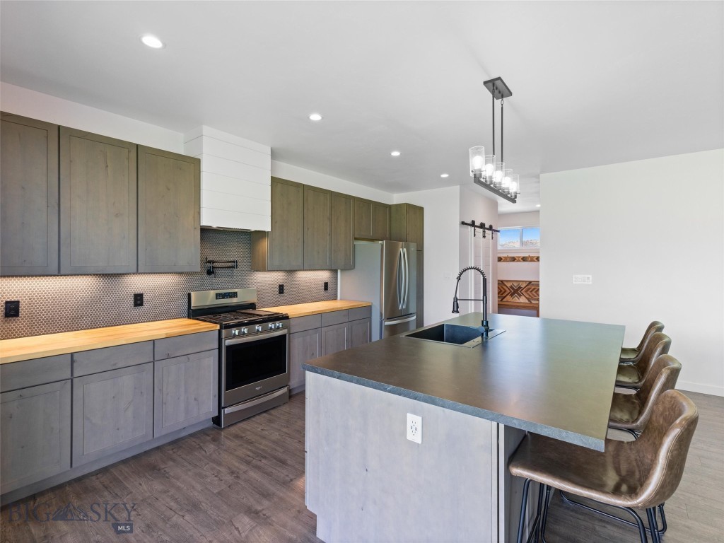 Livingston, Montana 59047, United States, 3 Bedrooms Bedrooms, ,2 BathroomsBathrooms,Residential,Pending,53477