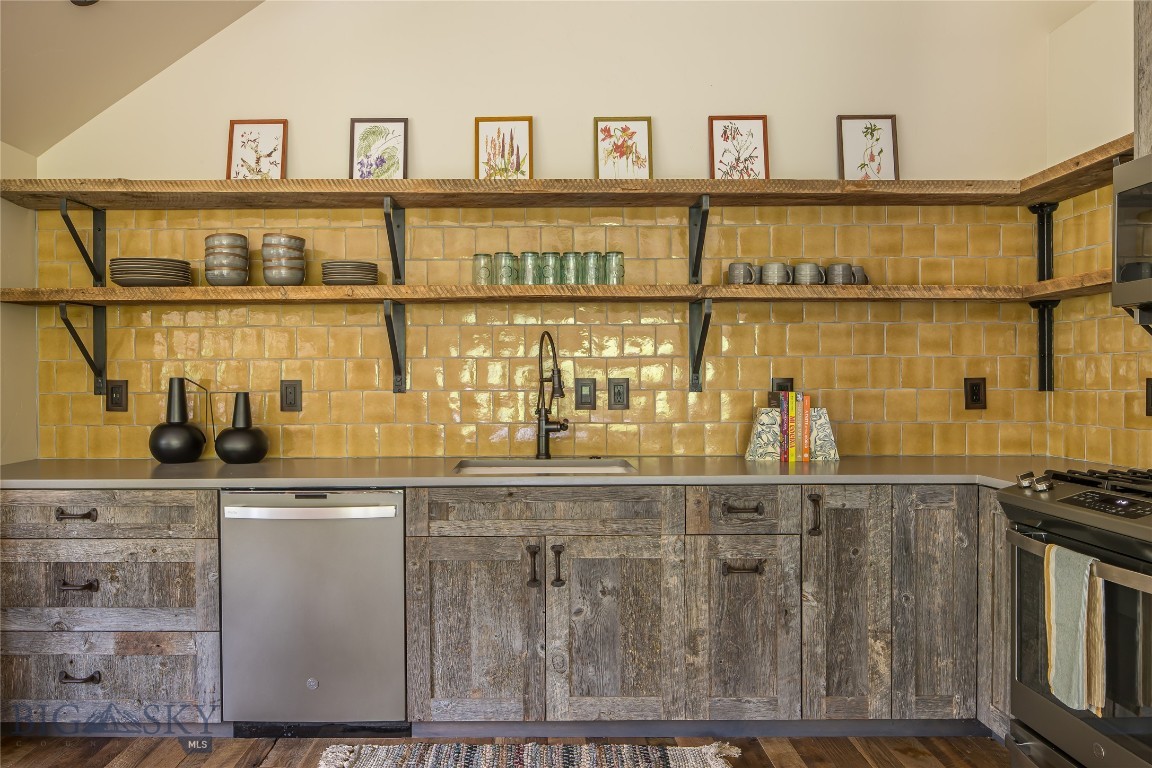 Bozeman, Montana 59718, United States, 3 Bedrooms Bedrooms, ,3 BathroomsBathrooms,Residential,Pending,145376