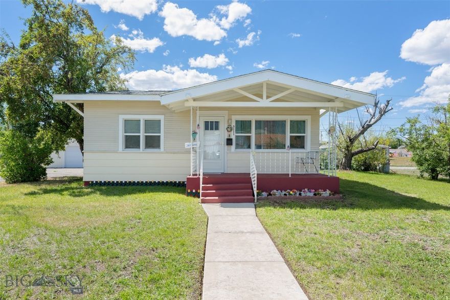Whether you're a first-time buyer,  or someone dreaming of a home with room to grow, this property offers endless possibilities. Build on the extra lots, create your dream garden, or simply enjoy the space.  Take a look at this 3 bedroom, 1 bath craftsman style home with a detached 2 car garage, large yard, corner lot plus this home is centrally located.