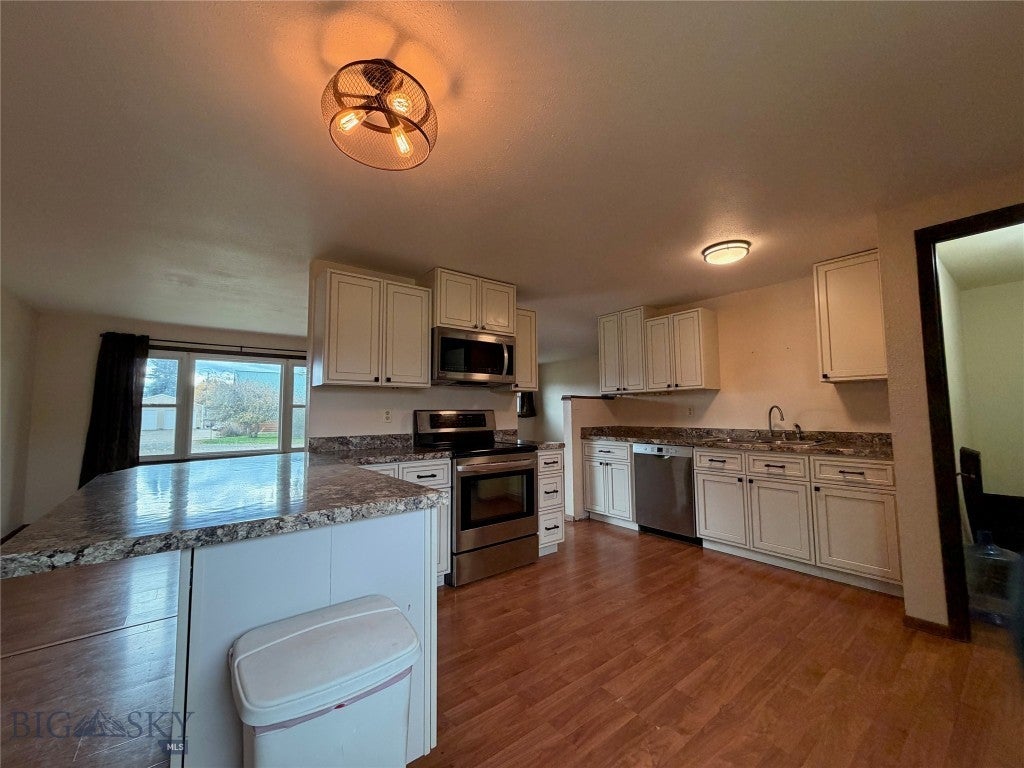 403 E Centennial Avenue