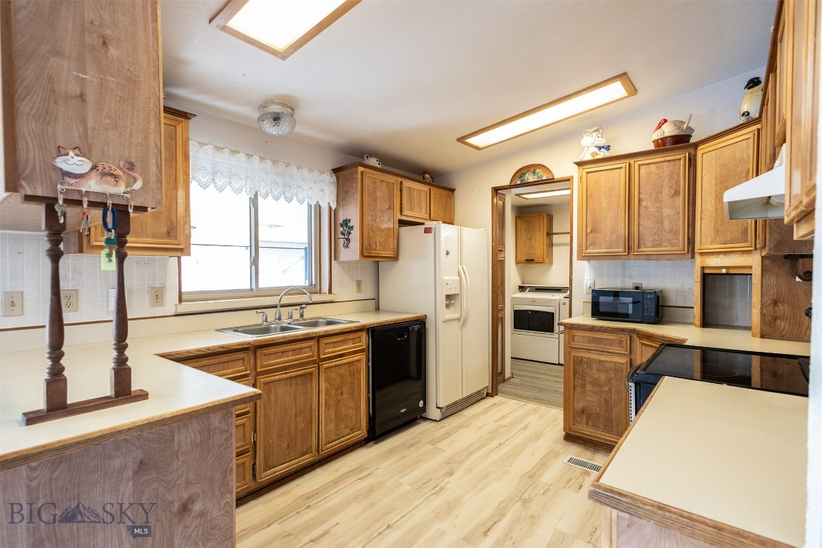 Butte, Montana 59701, United States, 3 Bedrooms Bedrooms, ,2 BathroomsBathrooms,Residential,Contingent,39943