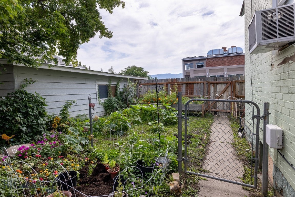 123 S E Street