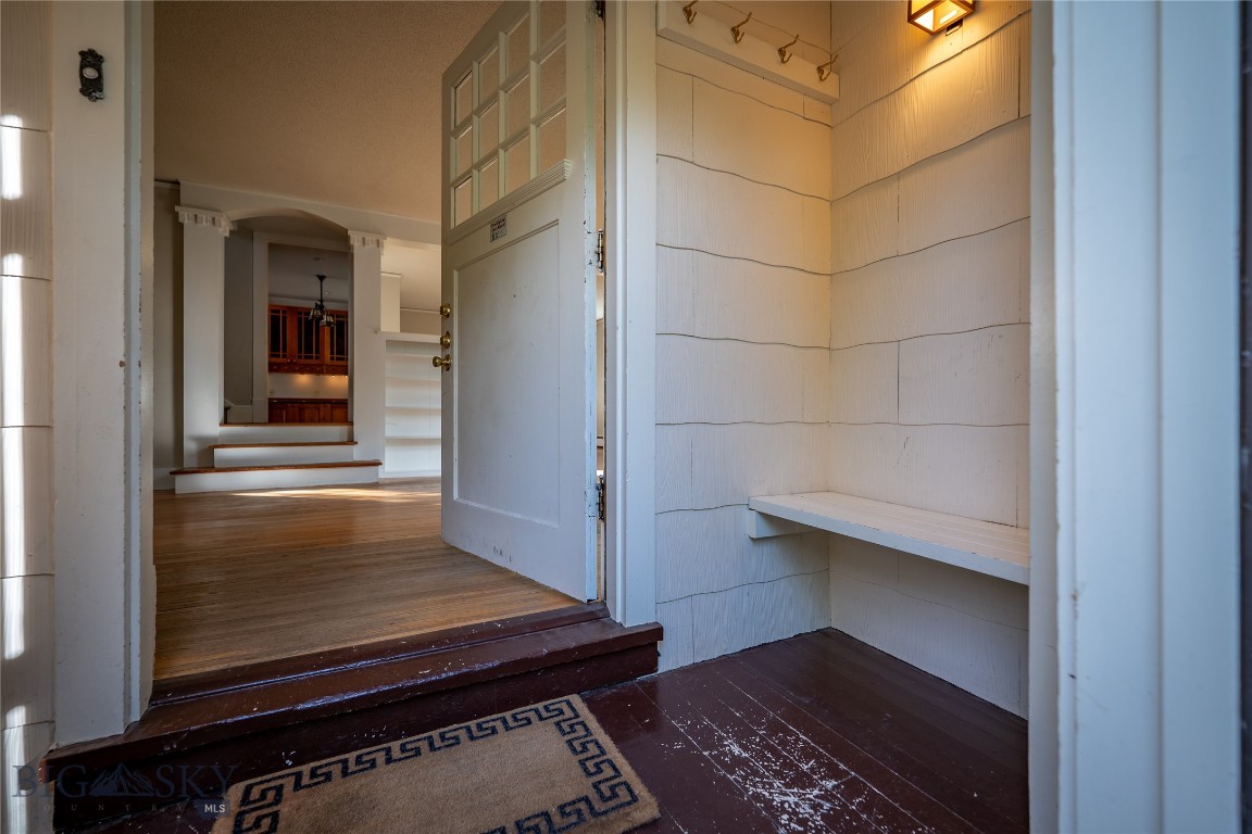 315 W Lewis Street