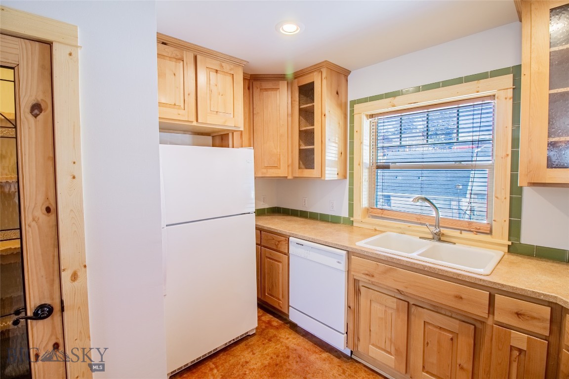 Butte, Montana 59701, United States, 3 Bedrooms Bedrooms, ,3 BathroomsBathrooms,Residential,Pending,13227