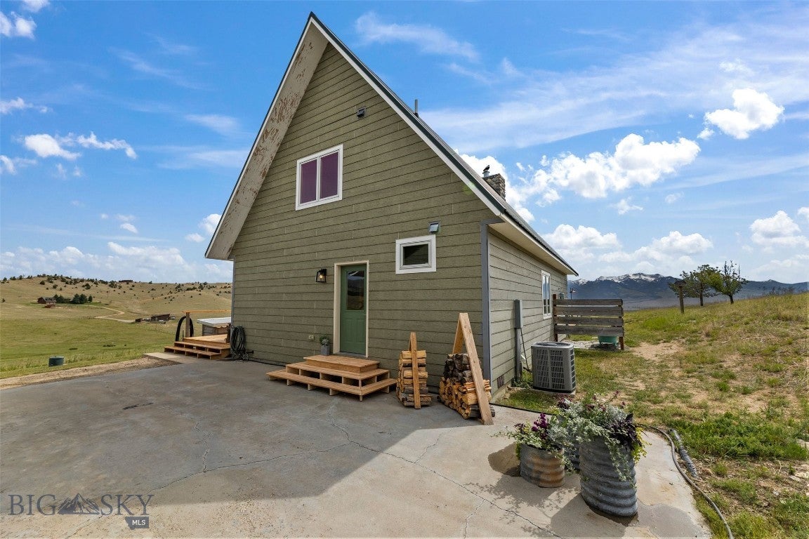 213 Shining Mountains Loop Road