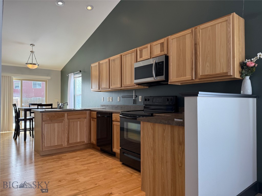 Bozeman, Montana 59718, United States, 2 Bedrooms Bedrooms, ,2 BathroomsBathrooms,Residential,Contingent,77549