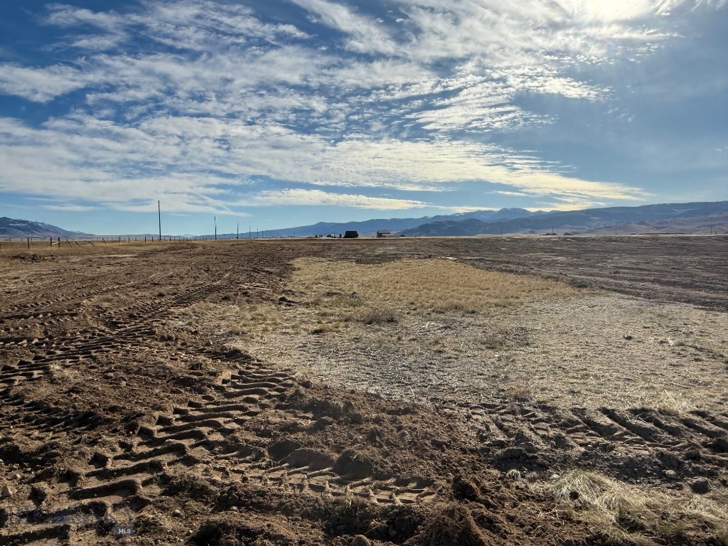 Sphinx Mountain - Land