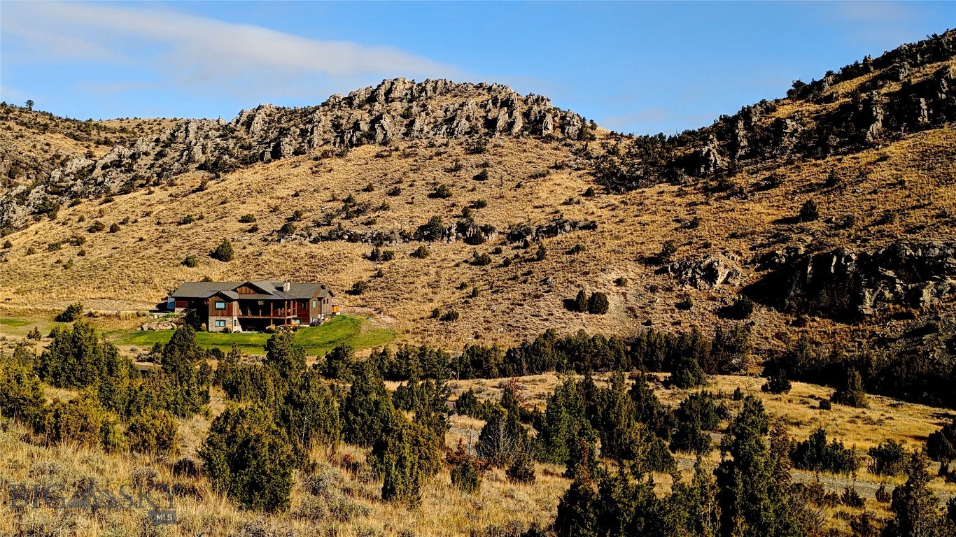 Montana land—approximately 19.5 acres—and it’s pristine, never built on or plowed under. In addition to an attractive home sites, the area provides great habitat for wildlife: deer and elk, the occasional bobcat, dozens of species of birds. Located on the preferred lower terraces of Gallatin River Ranch—closer to the river, closer to town—the property is directly accessed via a county road that's well maintained year-round. The development, Gallatin River Ranch, is renowned for the two famous rivers bordering it, impressive equestrian center, twenty-plus miles of private roads great for hiking and biking, 1600 acres of common area, as well as the desirable Manhattan School District. Just a 10-minute drive to town, 20 minutes to BZN airport, or 30 minutes to Bozeman's historic Main Street, this is a MUST-SEE for any buyers seeking acreage in greater Bozeman and the Gallatin Valley. Call today for a personal tour!