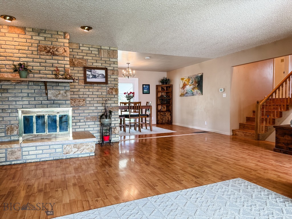 607 Meadowlark Lane