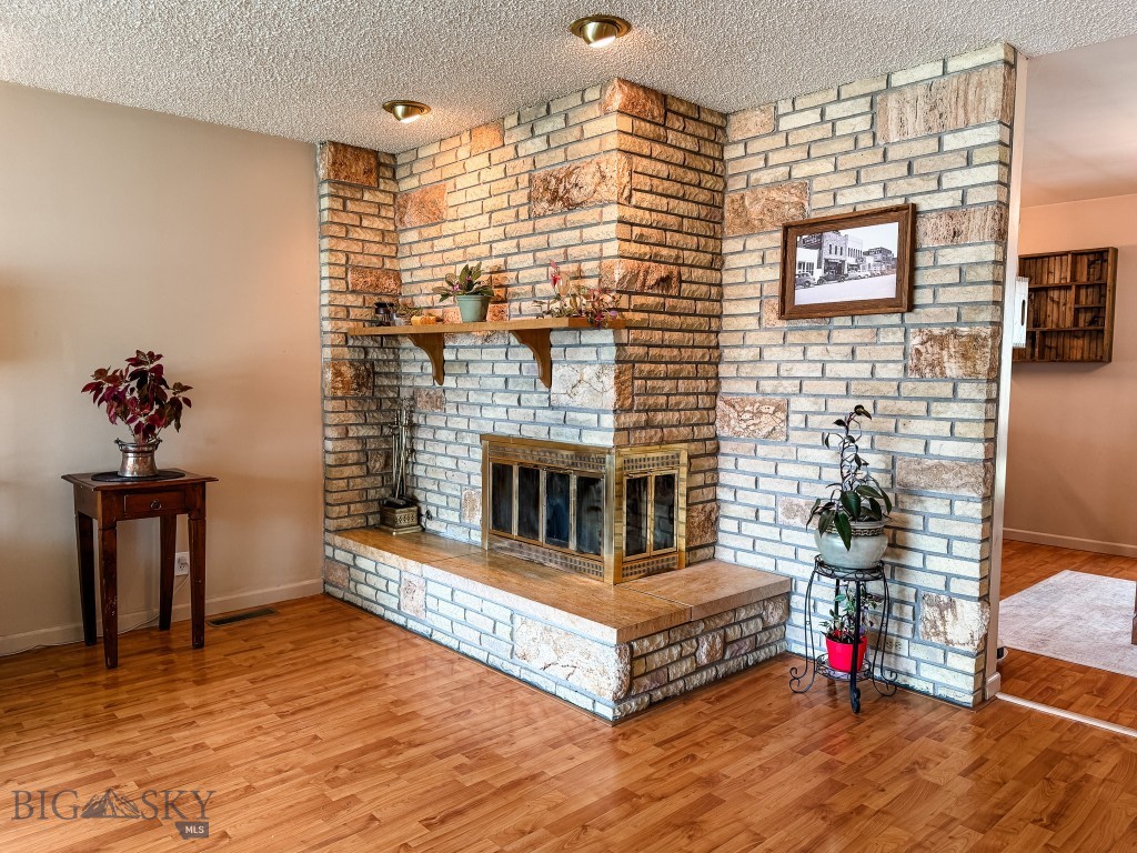 607 Meadowlark Lane