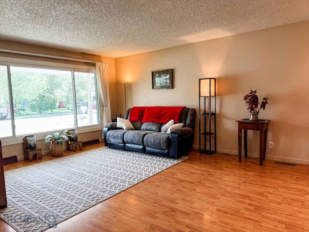 607 Meadowlark Lane