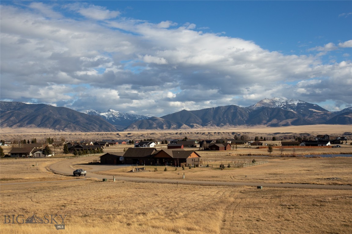 Sky View in Ennis - Land