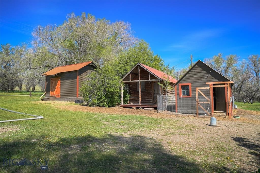 5301 & 5303 MT Highway 41 Highway N